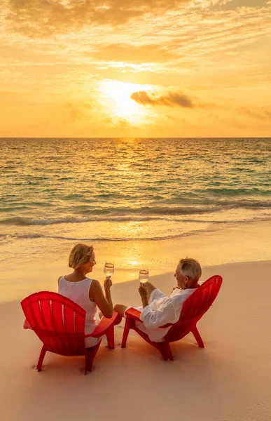 Amerikanische Senioren Trinken Wein Tropischen Strand Und Entspannen Sich Roten — Stockfoto