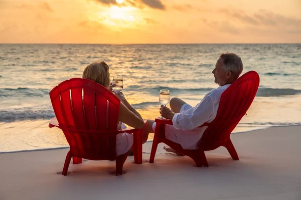 Ältere Kaukasische Amerikanische Paar Entspannen Bei Sonnenuntergang Mit Einem Glas — Stockfoto