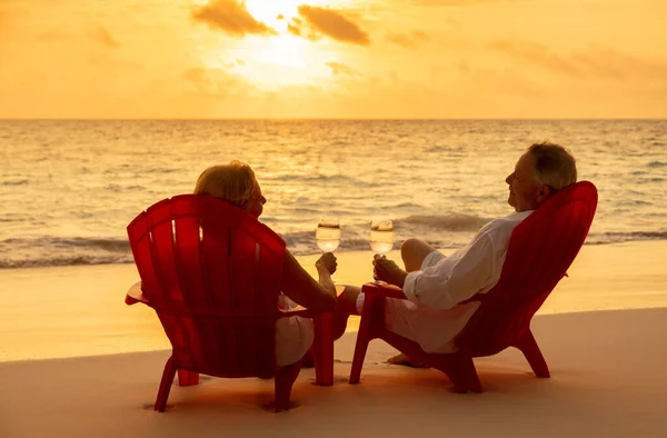 Ältere Kaukasische Amerikanische Paar Genießen Sonnenuntergang Blick Auf Tropischen Strand — Stockfoto