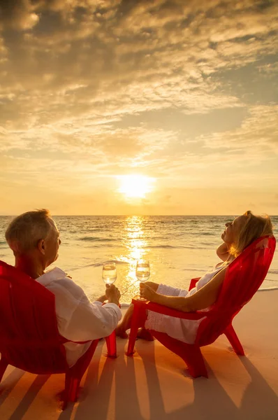 Erholsamer Urlaub Für Pensionierte Kaukasisch Amerikanische Paare Die Auf Roten — Stockfoto