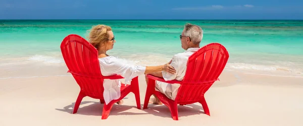 Panorama Cadeiras Vermelhas Praia Areia Com Aposentado Casal Caucasiano Relaxando — Fotografia de Stock