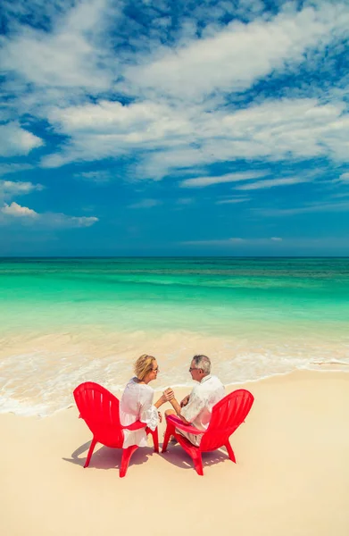 조심스럽게 캅카스 미국인 부부가 의자에 모래사장에서 바다를 손으로 — 스톡 사진