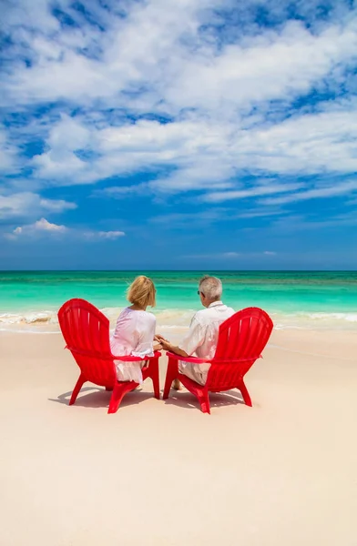 Ältere Kaukasische Paar Genießen Türkisfarbenen Meerblick Aus Roten Stühlen Sandstrand — Stockfoto