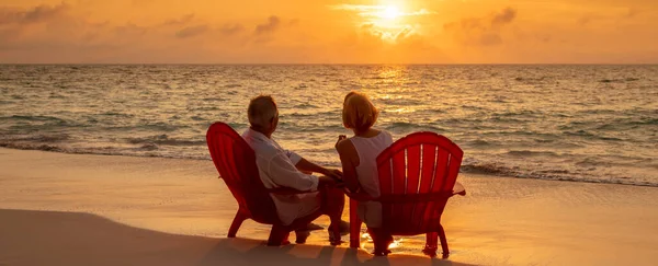 Panorama Ocean Sunset Tropical Island Retired Caucasian Couple Enjoying Togetherness — Stock Photo, Image