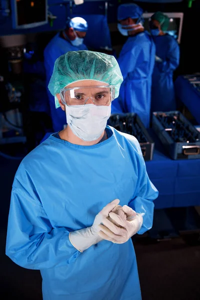 Sairaalassa Leikkaussalissa Muotokuva Valkoihoinen Mies Lääkäri Yllään Pensaikot Valmistautuu Kirurgisen — kuvapankkivalokuva