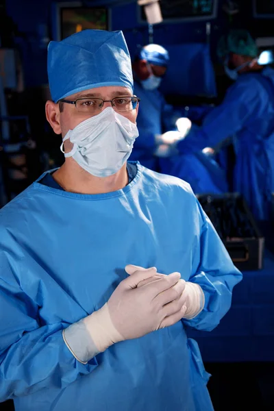 Πορτρέτο Καυκάσιου Άνδρα Γιατρού Μάσκα Προσώπου Και Γάντια Στο Χειρουργείο — Φωτογραφία Αρχείου