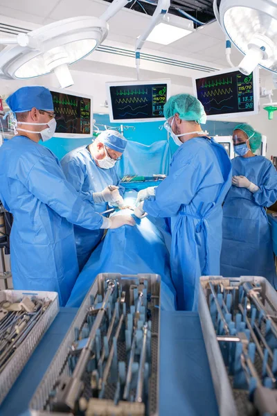 Instrumentos Cirúrgicos Sala Operações Hospitalar Com Equipe Médica Especializada Vestindo — Fotografia de Stock