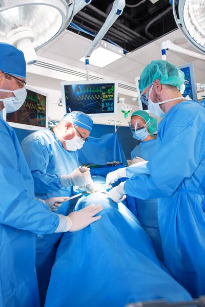 Χειρουργική Επέμβαση Ασθενή Στο Χειρουργείο Ιατρείου Καυκάσιους Χειρουργούς Που Φορούν — Φωτογραφία Αρχείου