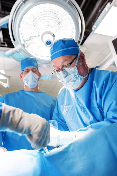 Especialista Médico Masculino Caucásico Usando Ppe Con Mascarilla Facial Operando — Foto de Stock