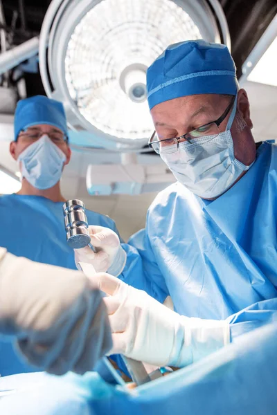 Белый Хирург Больничном Халате Маске Лица Оперирующий Пациента Стерильными Инструментами — стоковое фото