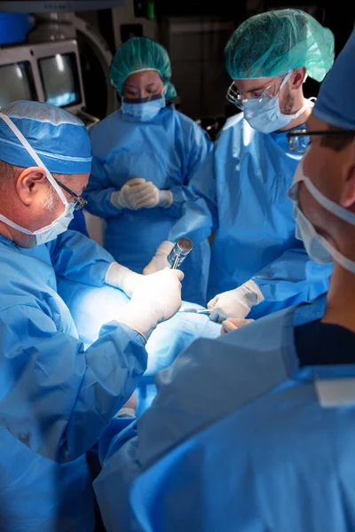 Equipe Médica Especialista Caucasiana Vestindo Esfoliação Com Cirurgião Masculino Operando — Fotografia de Stock