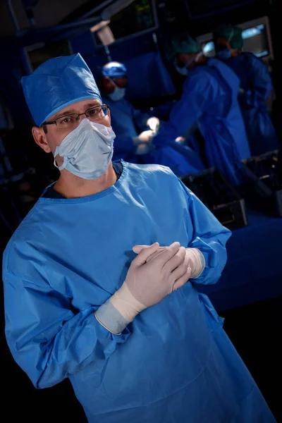 Портрет Врача Первой Линии Больничной Операционной Индивидуальном Защитном Снаряжении Маской — стоковое фото