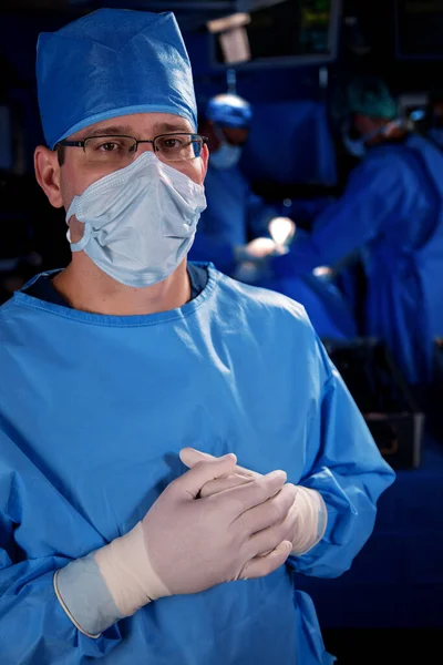 Valkoihoisen Miehen Muotokuva Sairaalassa Leikkaussalissa Ppe Kirurgisella Naamiolla Steriilissä Ympäristössä — kuvapankkivalokuva