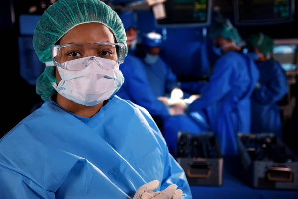Muotokuva Afrikkalainen Amerikan Etulinjassa Lääkäri Sairaalassa Leikkaussalissa Yllään Henkilökohtaisia Suojavarusteita — kuvapankkivalokuva
