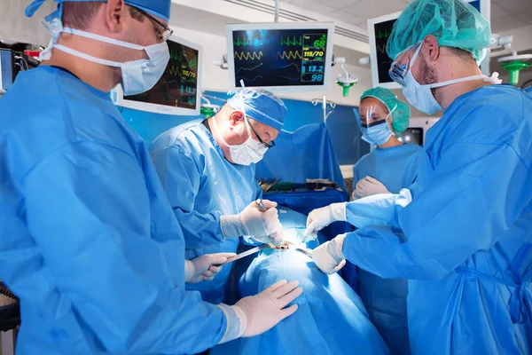 Ειδική Ιατρική Ομάδα Που Φοράει Μαπ Στο Χειρουργείο Χειρουργείου Αποστειρωμένα — Φωτογραφία Αρχείου