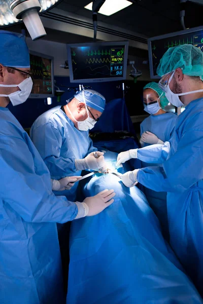 Equipe Médica Caucasiana Vestindo Epi Realizando Cirurgia Com Instrumentos Esterilizados — Fotografia de Stock