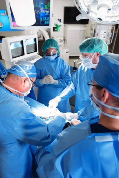 Первая Медицинская Бригада Носит Халаты Масками Лица Оперирующие Пациента Анестезией — стоковое фото