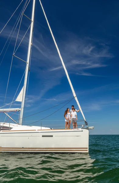 Young Latino Family Enjoying Tropical Vacation Healthy Outdoor Lifestyle Sailing — Foto de Stock