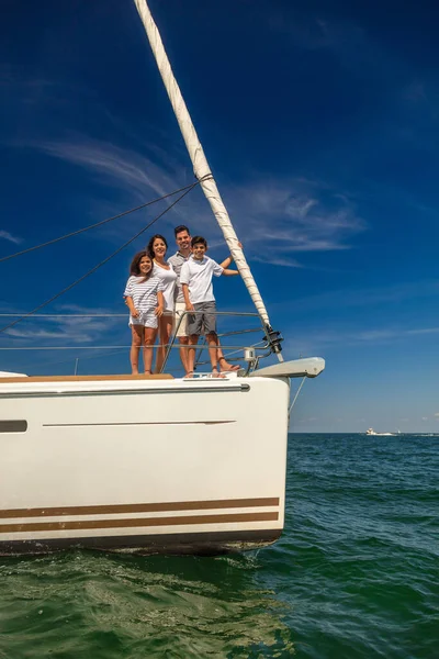 Freedom Outdoors Luxury Sailing Vacation Happy Young Hispanic Family Portrait — Foto de Stock