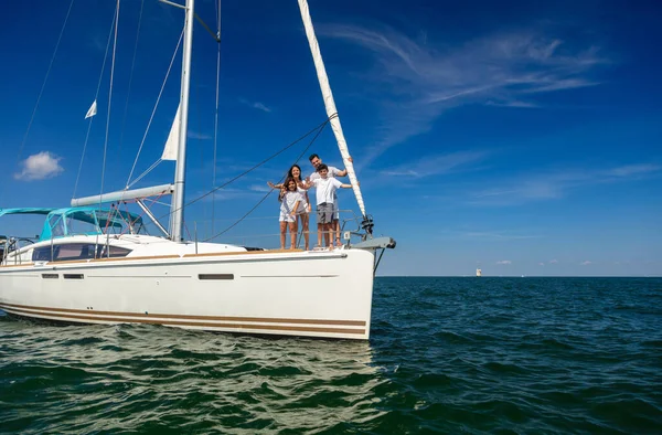 Luxury Yacht Tropical Ocean Young Hispanic Family Standing Bow Enjoying — Foto de Stock