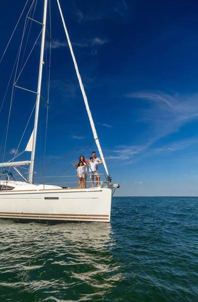 Luxury Private Yacht Tropical Ocean Young Latin American Family Enjoying — Foto de Stock