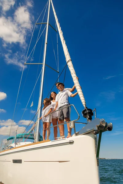 Luxury Private Yacht Travelling Tropical Destination Young Latin American Family — Photo