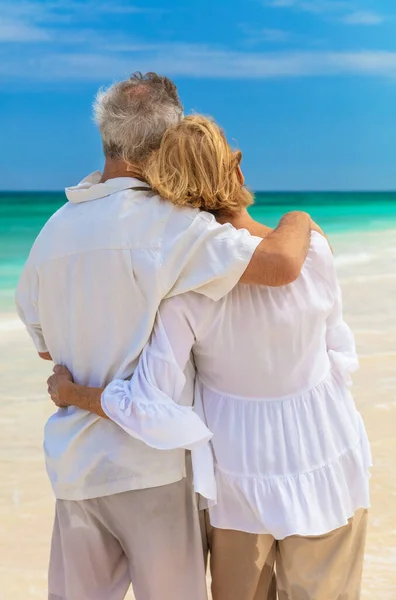 Στοργή Συνταξιούχος Καυκάσιος Ζευγάρι Casual Ρούχα Αγκαλιάζει Στην Παραλία Απολαμβάνοντας — Φωτογραφία Αρχείου