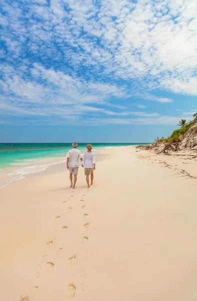 Romantik Kaçamak Sağlıklı Emekli Kafkasyalı Çift Için Tropik Plajda Birlikte — Stok fotoğraf