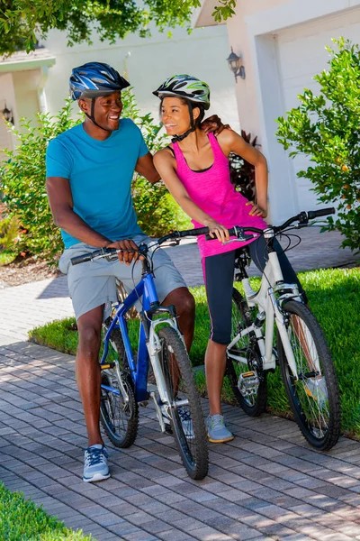Любящие Молодую Афроамериканскую Пару Наслаждаются Отдыхом Открытом Воздухе Катаясь Велосипедах — стоковое фото