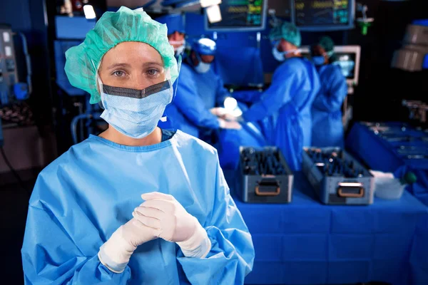 医院手术室配戴无菌手术器械的白种人护士面罩肖像 图库照片