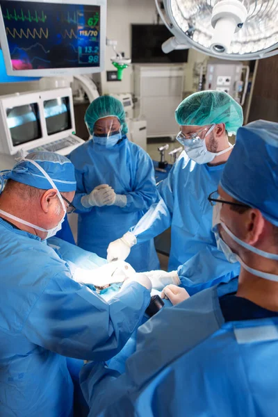 Медицинская Команда Кавказских Специалистов Носящая Сиз Выполняющая Операции Операционном Зале Стоковое Фото