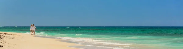 ロマンチックな熱帯の休暇にターコイズブルーの海を歩くシニア白人カップルとパラダイス島のパノラマバハマ — ストック写真