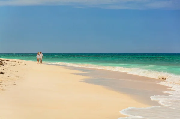 Відлюдько Гуляючи Безлюдним Узбережжям Океанськими Хвилями Піщаних Багамах — стокове фото