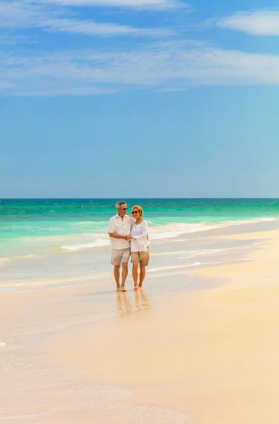 Cariñosa Pareja Madura Caucásica Ropa Casual Caminando Juntos Largo Costa —  Fotos de Stock