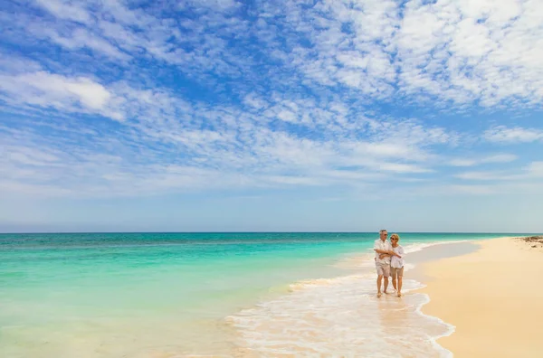 荒芜的热带岛屿 白沙滩上 白沙滩上 一对白种人夫妇在海浪中漫步 彼此深情相投 — 图库照片