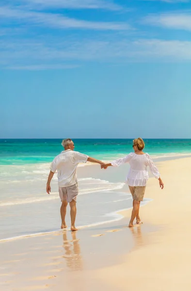 Ώριμο Λευκό Ζευγάρι Ρομαντικές Διακοπές Κρατώντας Χέρια Περπατώντας Κατά Μήκος — Φωτογραφία Αρχείου