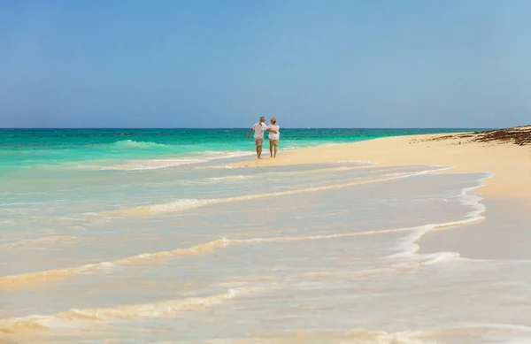 Cariñosa Pareja Ancianos Caucásicos Ropa Casual Isla Tropical Con Olas —  Fotos de Stock