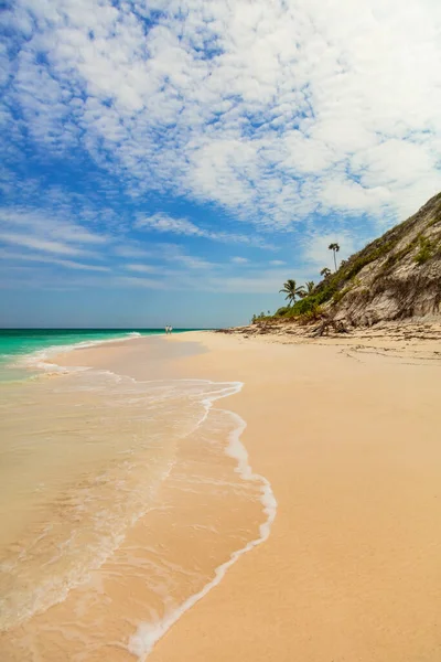 Vita Moln Över Avlägsna Tropiska Med Havsvågor Vit Sandstrand För — Stockfoto