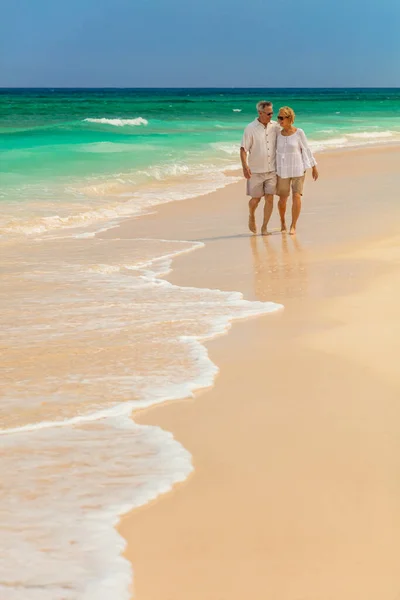 Océano Olas Playa Arena Blanca Con Pareja Caucásica Madura Caminando —  Fotos de Stock