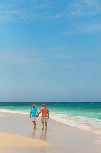 Pensjonert Kaukasisk Par Vanlige Klær Som Går Havet Mens Holder – stockfoto