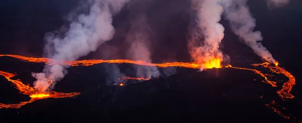 活火山から噴出する溶融溶岩の活発なアイスランドの火山川の空中パノラマビュー アイスランド旅行 観光情報 — ストック写真