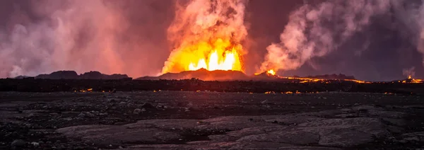 Vzdušný Panoramatický Pohled Rozpálenou Červenou Vybuchující Lávu Toxického Kouře Proudícího — Stock fotografie