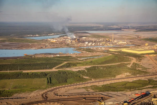 Aerial Panoramic View Commercial Petrochemical Oil Refinery Mcmurray Sulphur Pyramids — Stock Photo, Image