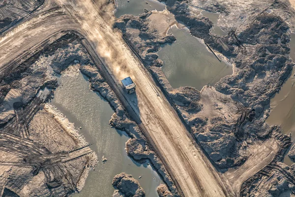 Légi Felvétel Újonnan Bányászott Olajhomok Összegyűjtésére Szolgáló Dömper Tehergépkocsiról Athabasca — Stock Fotó