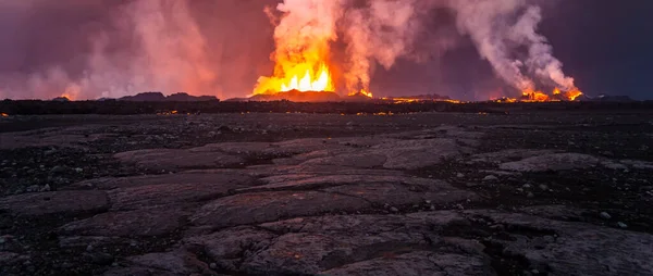 活動的なアイスランドの火山溶融溶岩の空中パノラマビューは Holuhran火山ヨーロッパ旅行観光の近くにアクティブなオープン亀裂から噴火 — ストック写真