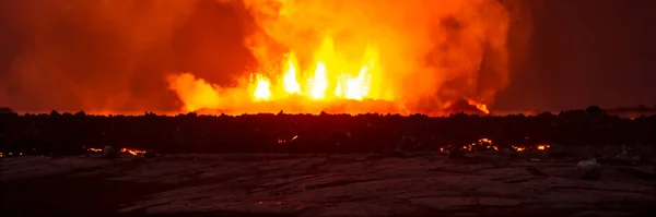 有毒な煙と活発な火災から溶融溶岩を噴出するガスの空中パノラマビュー Holuhran火山旅行北東部アイスランドヨーロッパ — ストック写真