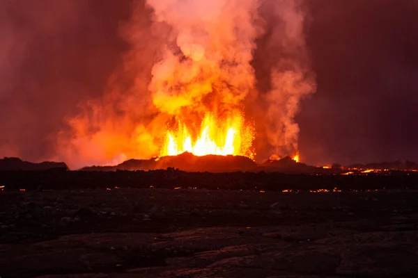 空中からの眺めアイスランドの火山噴火は 地表の骨折を溶融溶岩とガスが開いた亀裂から脱出し 破壊的な損傷の旅行を防ぎます — ストック写真