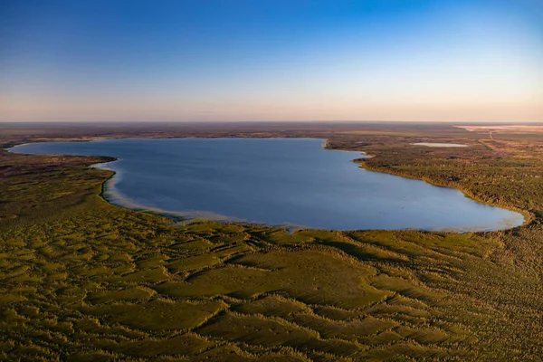 Aerial View Mcclelland Lake Tundrán Föld Gazdag Olaj Ásványi Anyagok — Stock Fotó