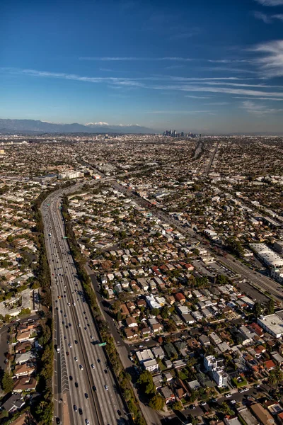 Aerial Miejski Widok Odległe Centrum Los Angeles Przedmieściami Mieszkaniowymi Nowoczesne — Zdjęcie stockowe