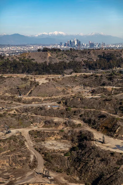 Veduta Aerea Del Centro Città Los Angeles Grattacieli Innevati Montagne — Foto Stock